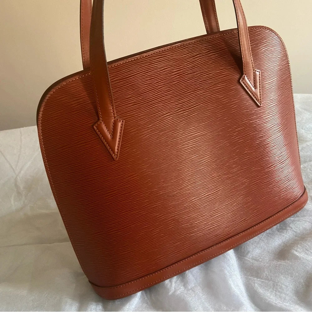 100% Louis Vuitton Kenyan Fawn (Brown) Epi Leather Lussac - Picture 6 of 14